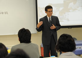 鍼灸師の「志」について説明する森学科長