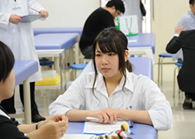 個別相談では在校生に何でも相談できます