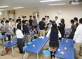 真剣に話を聞く参加者たち