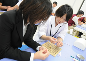 鍼灸学科在校生とお灸の実技体験