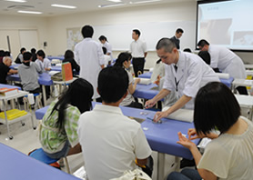 鍼灸学科の在校生たちも熱心に指導