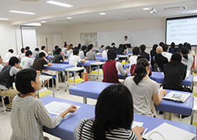 学生支援課初瀬川課長による奨学金説明