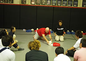 応急処置と心肺蘇生方法の実習