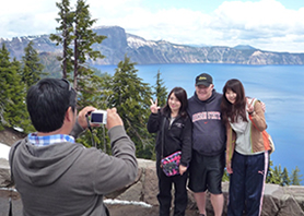 休日は観光です。青い水面が美しいCrater Lake National Parkです。