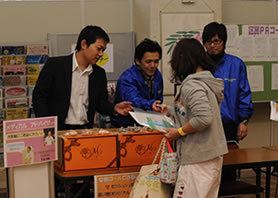 受付で森ノ宮オリジナルフィナンシェを配布