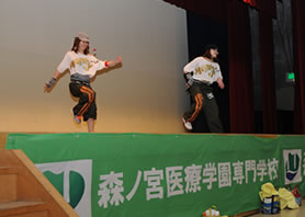 舞台の下に横断幕を張らせていただきました