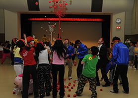 玉入れに参加する森ノ宮スタッフ