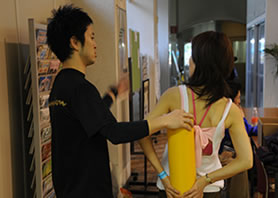 体幹について説明する外林先生