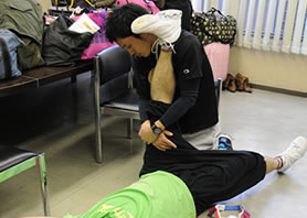 足がつった参加者を救護する外林先生