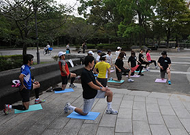 走る前の正しいストレッチ方法を指導