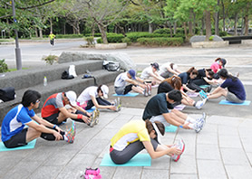 運動後のストレッチを指導