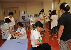 スーパーのレジ袋が三角巾の替りになります