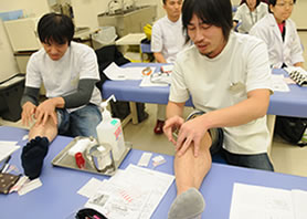 自分の足にいろいろな鍼の打ち方をして痛みを知る