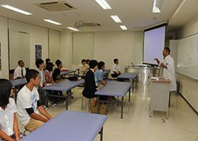 コースガイドを説明する小笠原先生