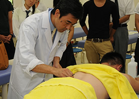 はり・きゅうの実演をする弘中先生