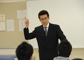 森ノ宮の鍼灸が目指すものを説明する森学科長