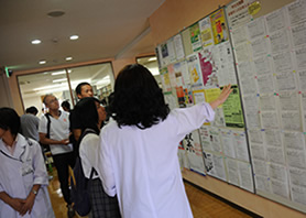 学生によるキャンパスツアーで多くの求人情報をご覧いただけます