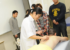 松下先生によるお灸の実演