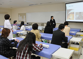 「はり師・きゅう師の仕事とは」を説明する松下先生