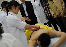 はりのデモンストレーションをする松下先生