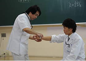 「柔道整復師の仕事とは」を説明する川畑先生