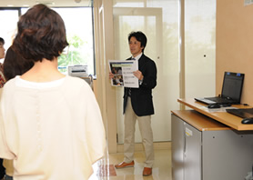求人検索システムの説明をする初瀬川課長