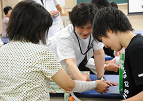 朝倉先生がケガの応急処置を指導しました