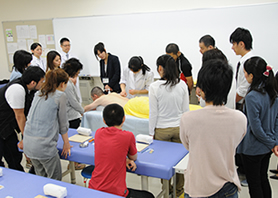 松下先生がハリ・もぐさのデモンストレーションをしました