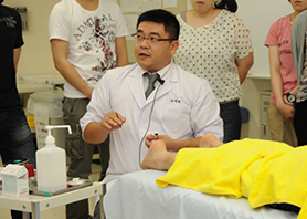 鍼灸学科の西田先生に実技のデモンストレーションをしていただきました