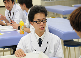 個別相談では在校生に直接本音を聞くことができます