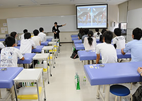 鍼灸学科の松下先生にスポーツトレーナーの仕事について説明していただきました