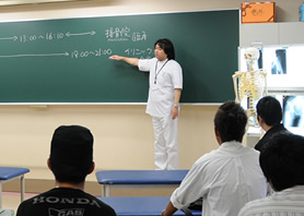 柔道整復学科の川畑先生にコースガイドを説明していただきました