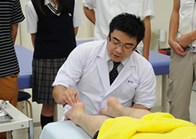 鍼灸学科の西田先生が、お灸のデモンストレーションをしました