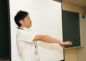 柔道整復学科の外林先生が効果的なストレッチの方法を説明しました