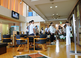 キャンパスツアーでは本校施設を順番にご紹介します
