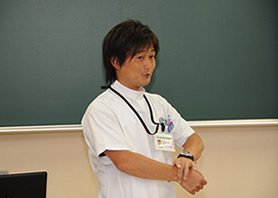 柔道整復学科の朝倉先生が包帯法を説明しました