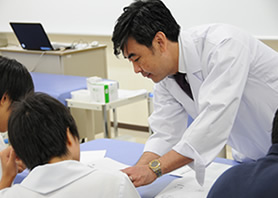 鍼灸学科の弘中先生が東洋医学について説明をしました