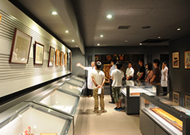 キャンパスツアーにてはりきゅうミュージアムのご案内