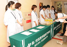 在校生スタッフがお出迎え