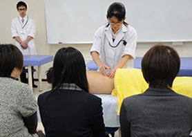 1年生の実技体験～松下先生による灸頭鍼のデモンストレーション～
