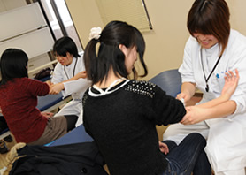 柔道整復学科1年生の実技体験