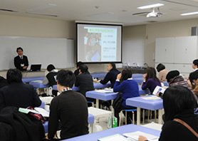 学生支援課より奨学金・教育ローンについて説明