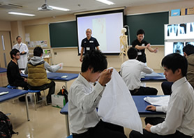 三角巾を使って応急手当を体験していただきました。