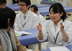 個別相談では在校生に何でも質問できます