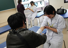 実際に包帯を巻いて実技体験