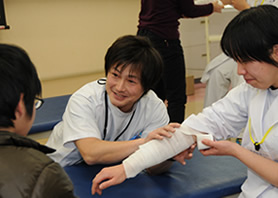 柔道整復学科教員の朝倉先生の指導