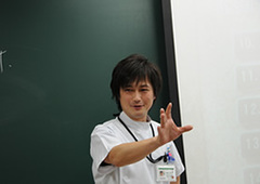 体験実技にて説明する柔道整復学科　朝倉先生