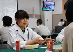 本校の学生が熱心にお答えします