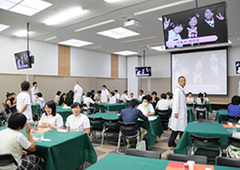 アネックス校舎にて学生スタッフとランチタイムを実施しました