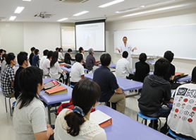 森ノ宮の柔道整復学科について説明する小笠原先生